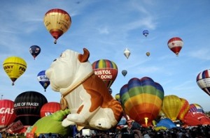 В небо Бристоля поднялись воздушные шары различных форм и размеров