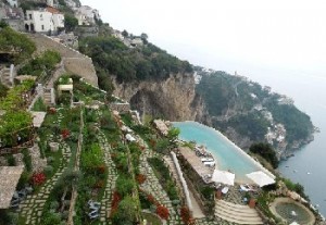 Отель на вершине крутой скалы в Италии
