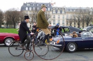 Парад старинных авто Traversée de Paris