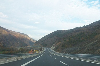 Дороги в Албании состоят, в основном, из двух полос,