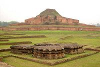      Paharpur, no lejos de Mahasthan : templo clasificado como patrimonio mundial de la humanidad de la UNESCO