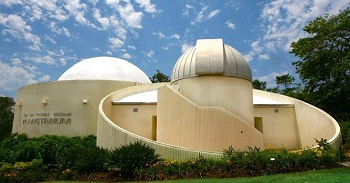 в ботаническом саду построен Планетарий имени Тома Брисбена и космическая обсерватория