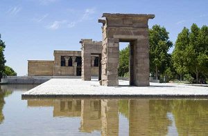 -- (Templo de Debod)