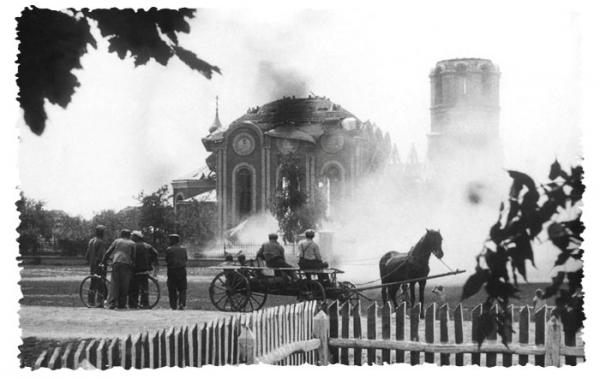      1937 .    ,  ,    700  