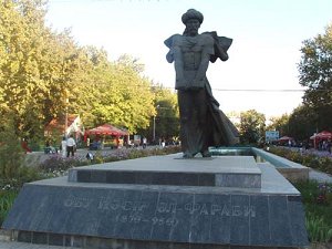 Памятник Абу аль-Фарани в городе Шымкент