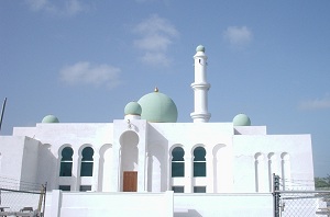 Белоснежная мечеть построена на участке в два акра, украшена тремя куполами и имеет высокий минарет