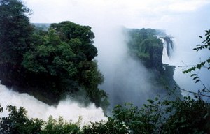 Главный природный объект Замбии водопад Виктория на Замбези