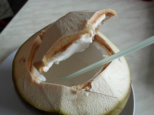 На Багамах нужно попробовать кокосовую воду, смешанную со сладким молоком и джином