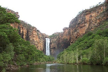 бурлящие воды водопада Jim Jim Falls