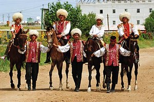 Надевались папахи, как правило, поверх маленькой туркменской тюбетейки — тахьи