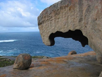 Воды океана вымыли арку в скалах, в наше время эта арка называется Арка Адмиралов