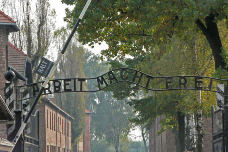  «Arbeit macht frei» ( )